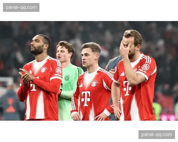 特写：终场哨响，拜仁主帅与场上弟子逐一拥抱，面露凝重